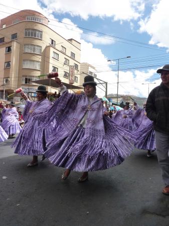 La Paz - Cholitas au Gran Poder.jpg