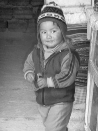 Enfant dans le magasin de souvenirs à Colchina